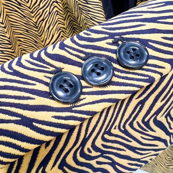 🦓 Animal Print Blazer & Shorts 🦓 - Picture 8 of 8